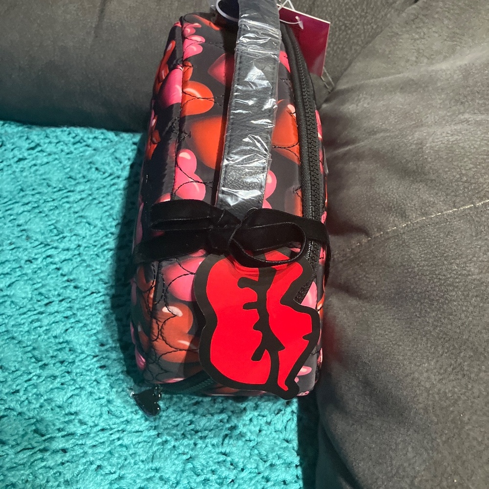 Betsy Johnson Hearts 💕 Loaf Cosmetic Bag W/Mirror - Picture 4 of 10